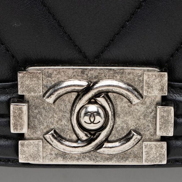 Chanel Chevron Lambskin Old Medium Boy Bag - Picture 9 of 15